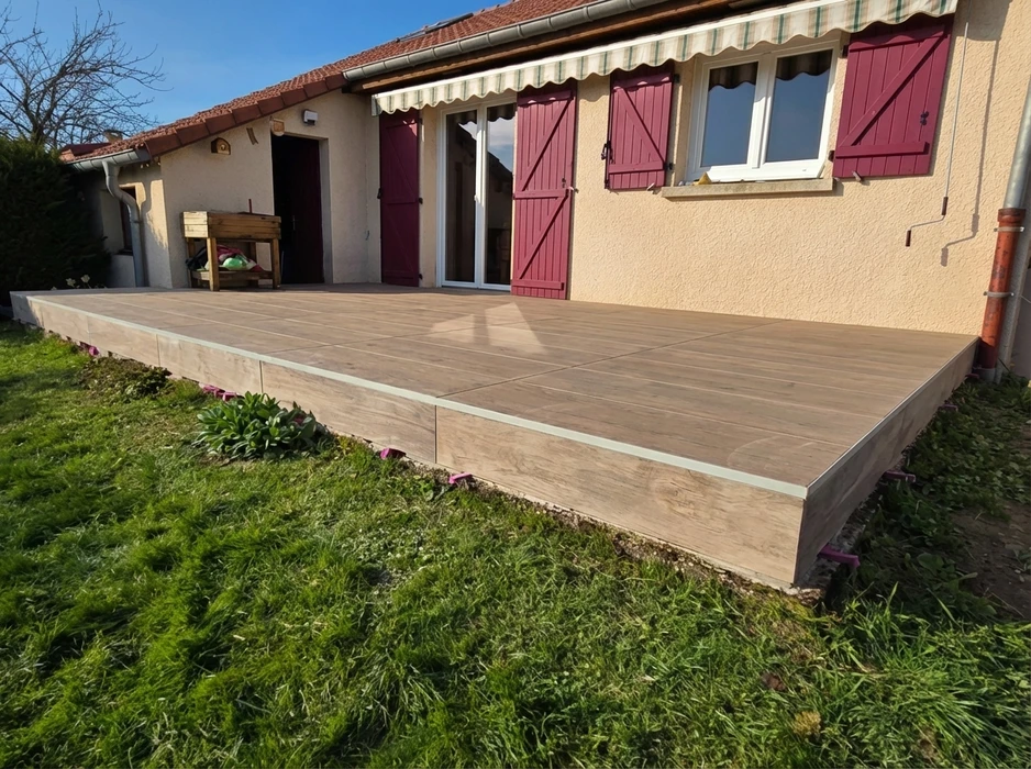 Terrasse extérieure récemment posée, carrelage grès cérame imitation bois, format grand dalle 120x60 cm, ton chêne clair