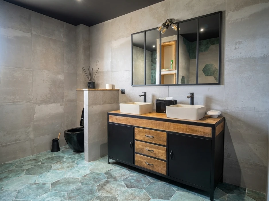 Salle de bain moderne style industriel, double vasque à poser en céramique blanche sur meuble-vasque bois massif et métal noir mat, robinetterie noire