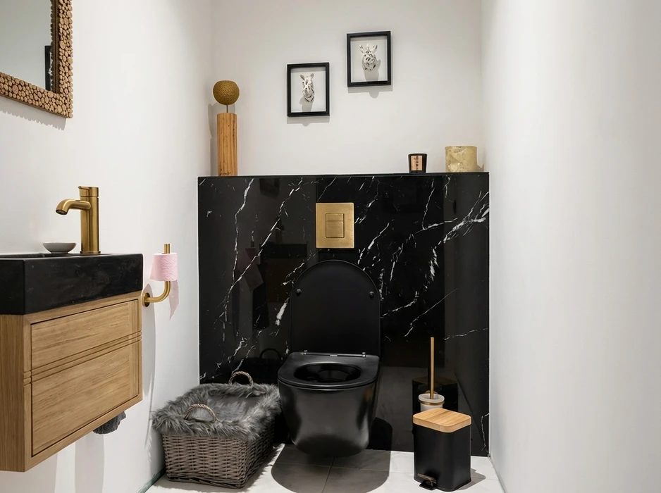 WC design de luxe avec cuvette noire suspendue sur fond de panneau marbre noir Marquina veiné blanc