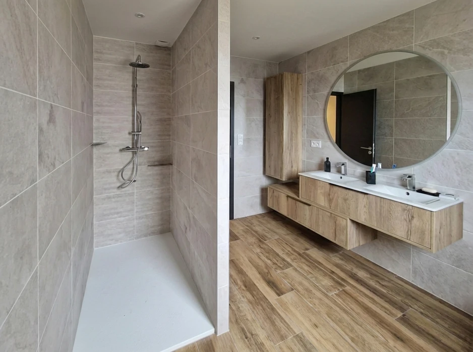 Salle de bain moderne en double vue