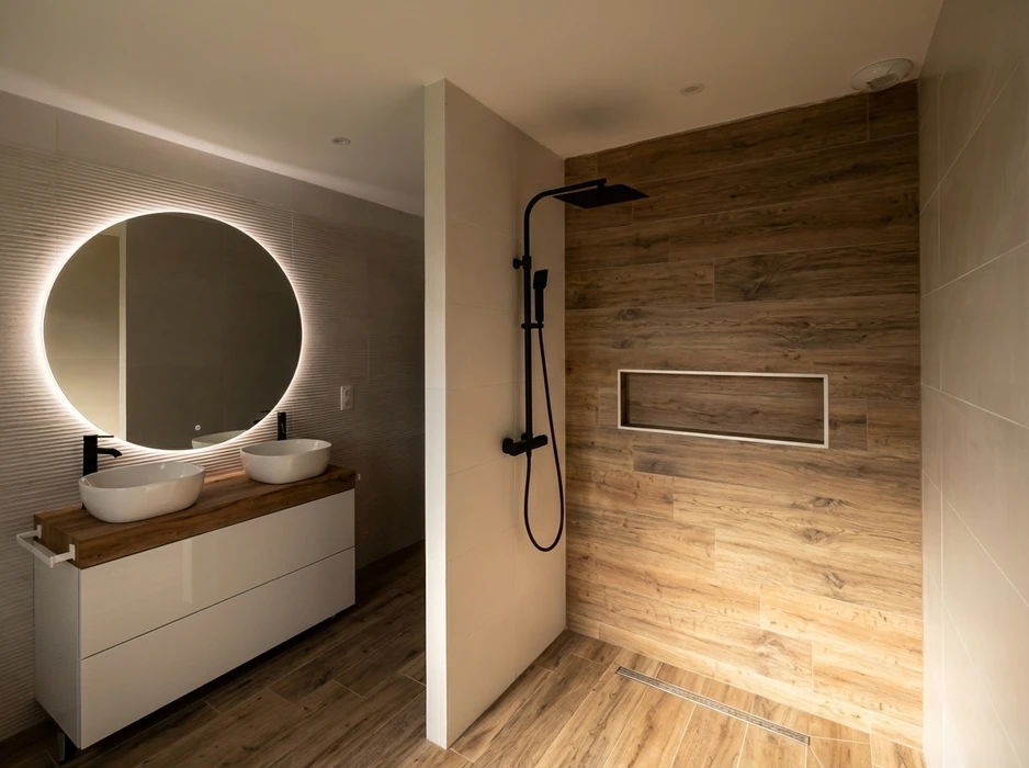 Salle de bain moderne avec double vasque à poser sur meuble laqué blanc et plan en bois massif