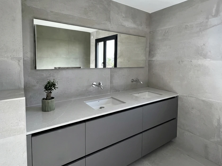 Salle de bains double vasque moderne, style minimaliste