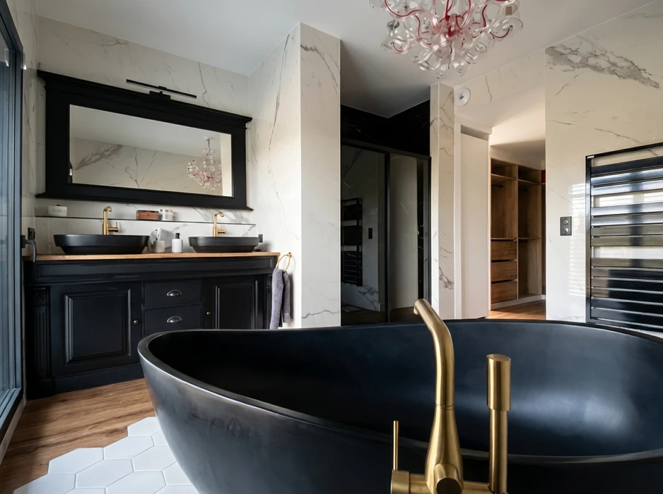 Salle de bain de luxe avec baignoire îlot noire mate et robinet colonne doré brossé