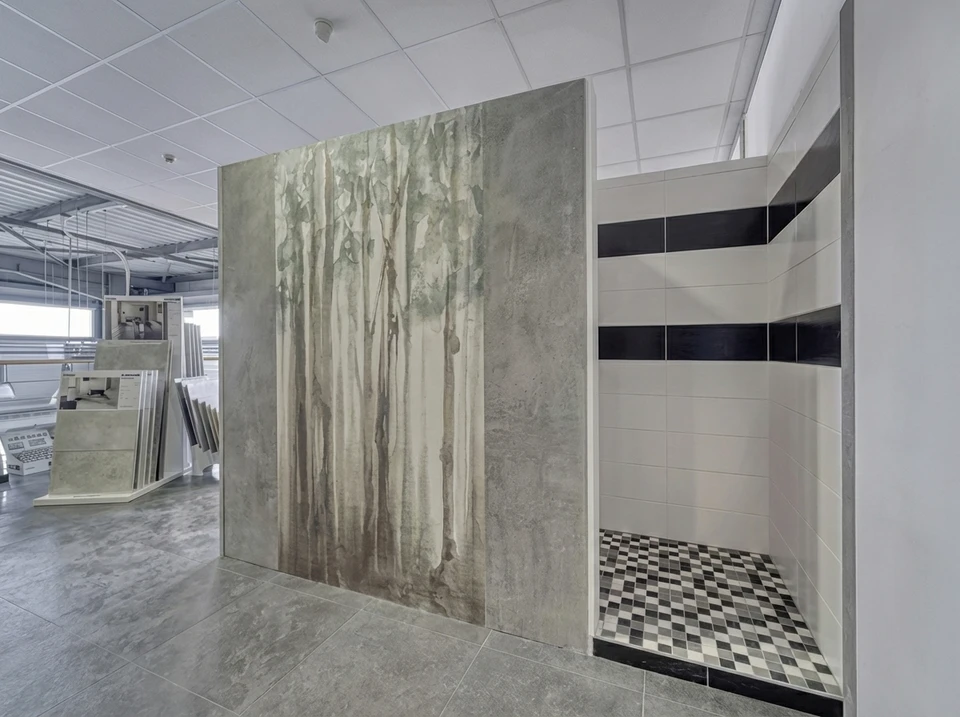 Intérieur d'un magasin de revêtements de sol avec présentoir organisé d'échantillons de parquet et stratifié
