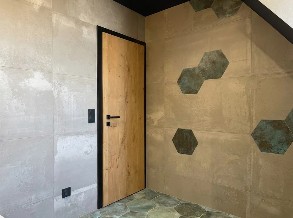 Salle de bain moderne avec douche à l'italienne et baignoire encastrée