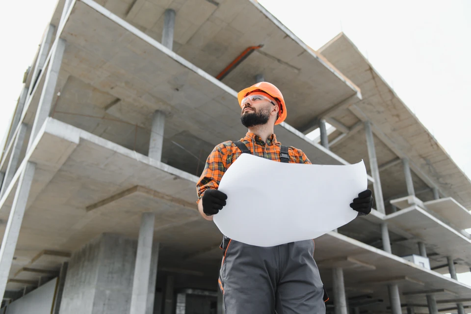 Deux ingénieurs discutent de l'avancement des travaux sur un chantier, examinent les abonnements et collaborent à l'élaboration et à la conception du projet