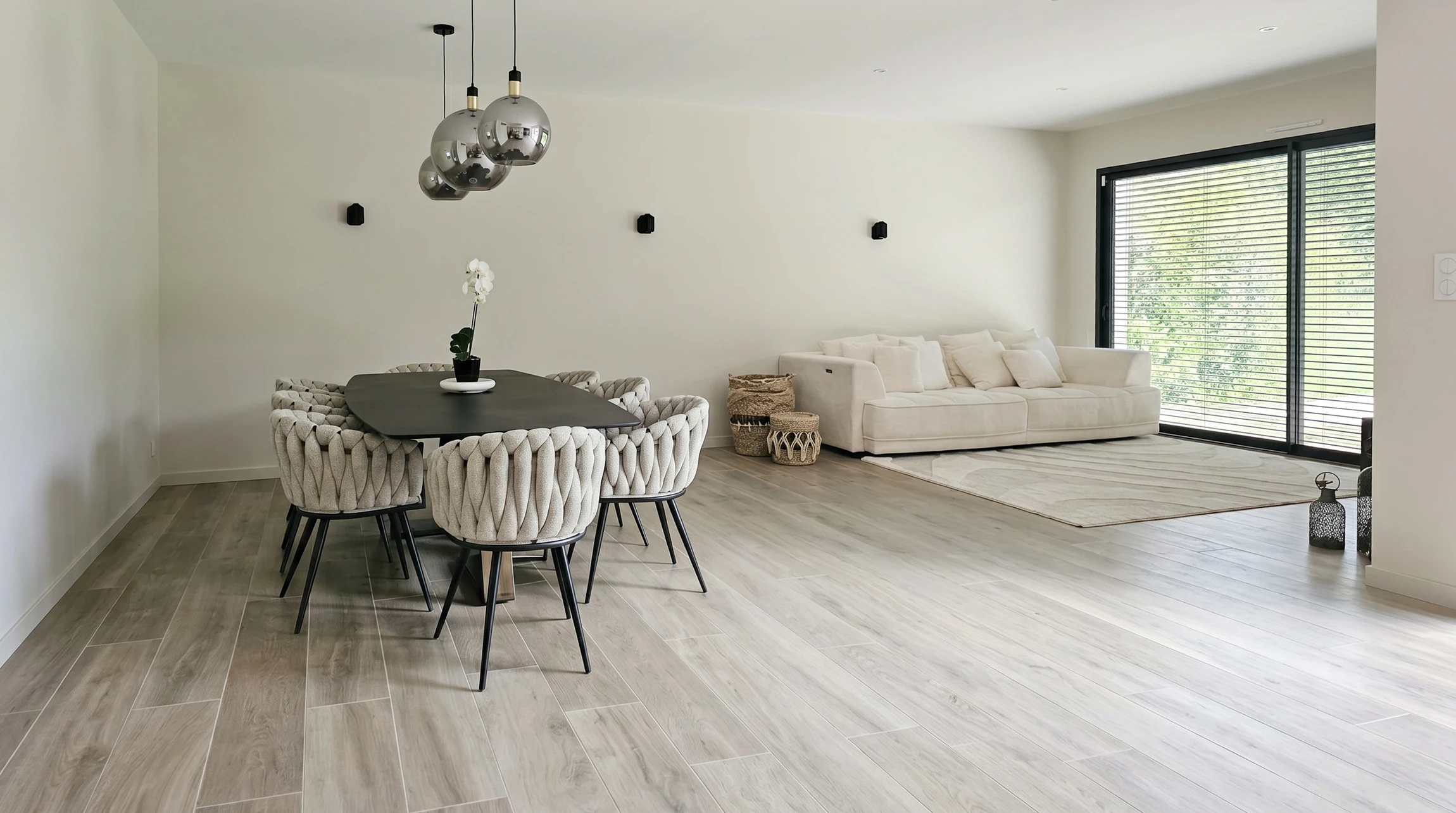 Photographie rapprochée d'une pose de carrelage intérieur en cours de réalisation ou fraîchement terminée, montrant des carreaux de faïence ou céramique de qualité professionnelle posés au sol ou au mur, avec une finition soignée et régulière. La mise en place doit être clairement visible (joints réguliers, carreaux bien alignés), illustrant le professionnalisme et la qualité de pose. La scène peut montrer un intérieur résidentiel moderne, sans personne visible.