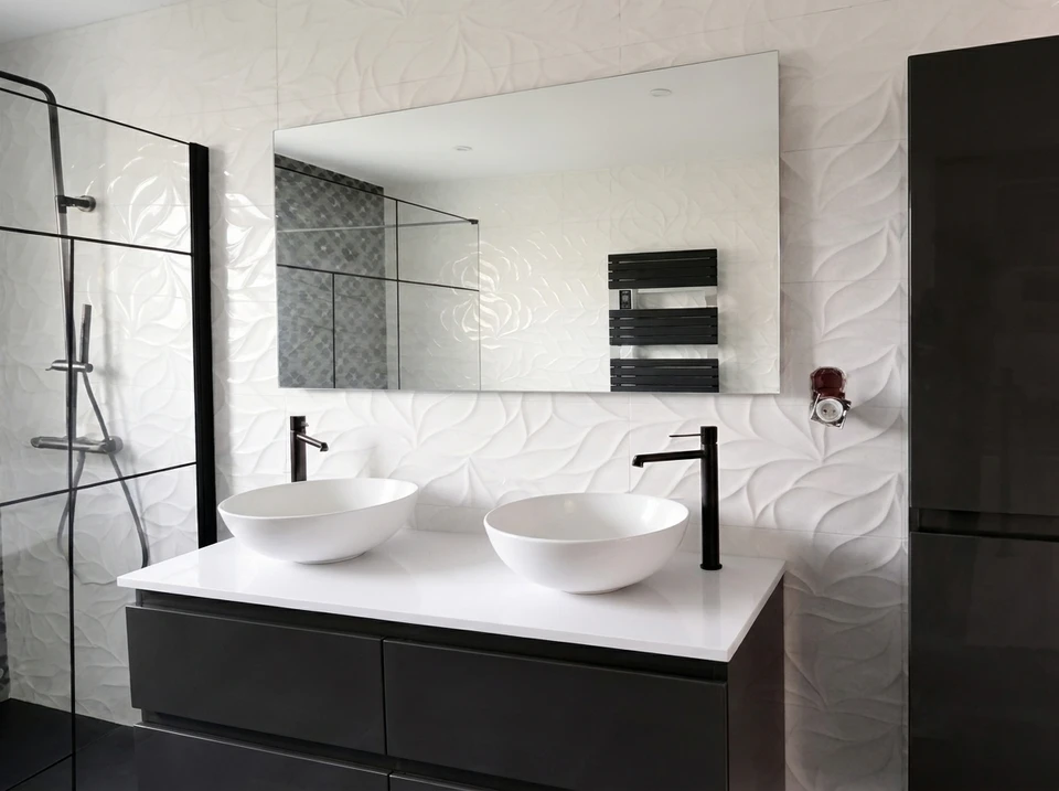 Salle de bain moderne avec double vasque à poser sur meuble laqué blanc et plan en bois massif