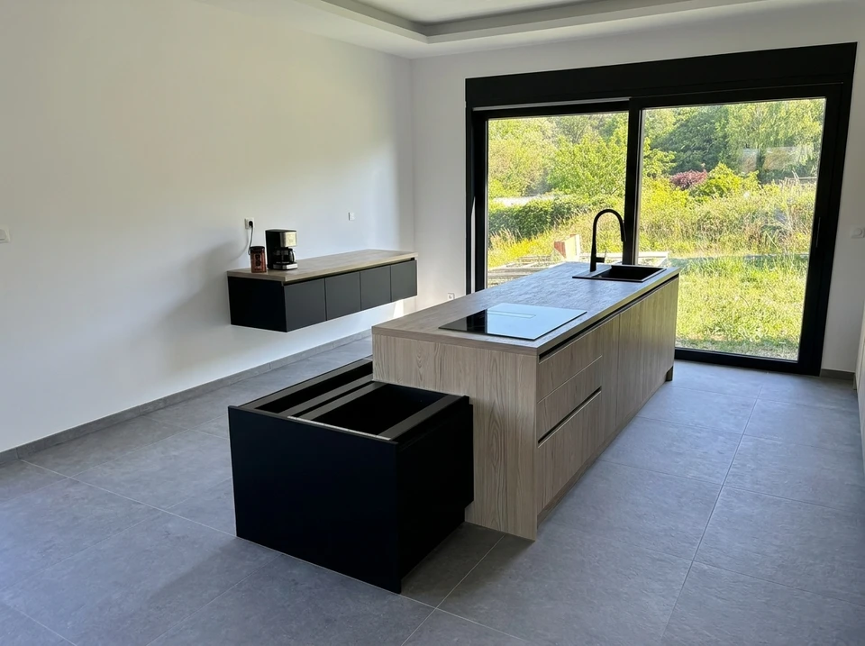 Salle de bain design industriel avec vasque à poser rectangulaire noire en pierre/béton, robinetterie dorée laiton brossé, sur plan de travail en chêne massif live-edge