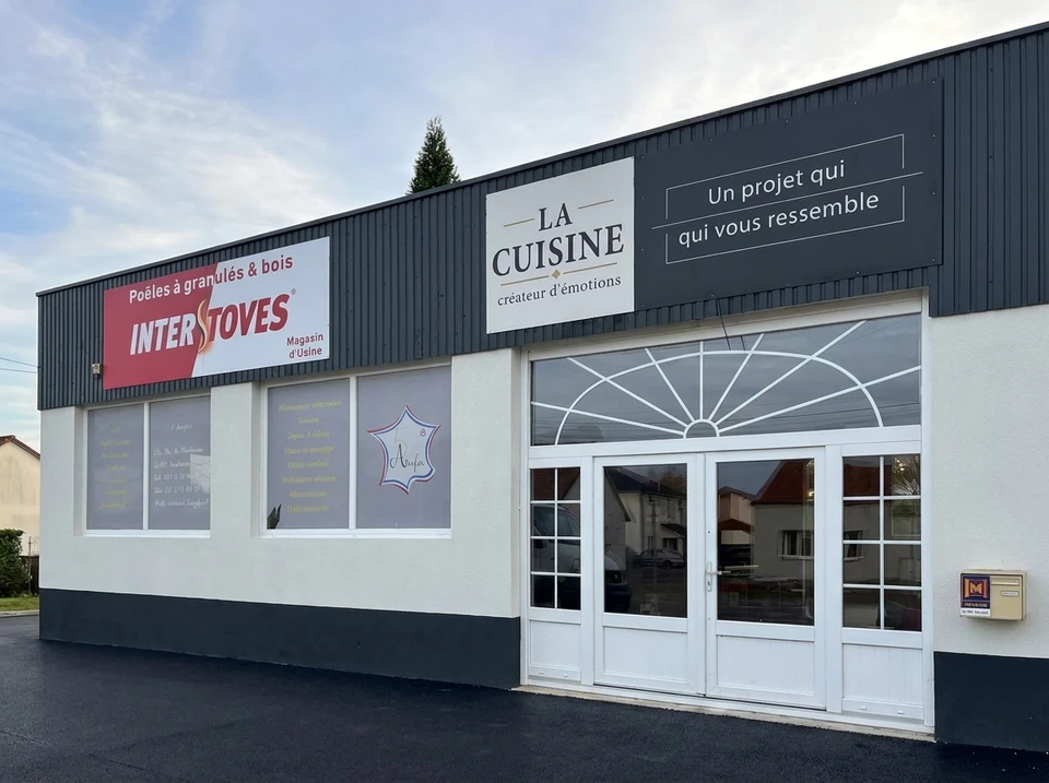 Int&eacute;rieur d'atelier ou showroom pr&eacute;sentant des &eacute;chantillons de rev&ecirc;tements de sol