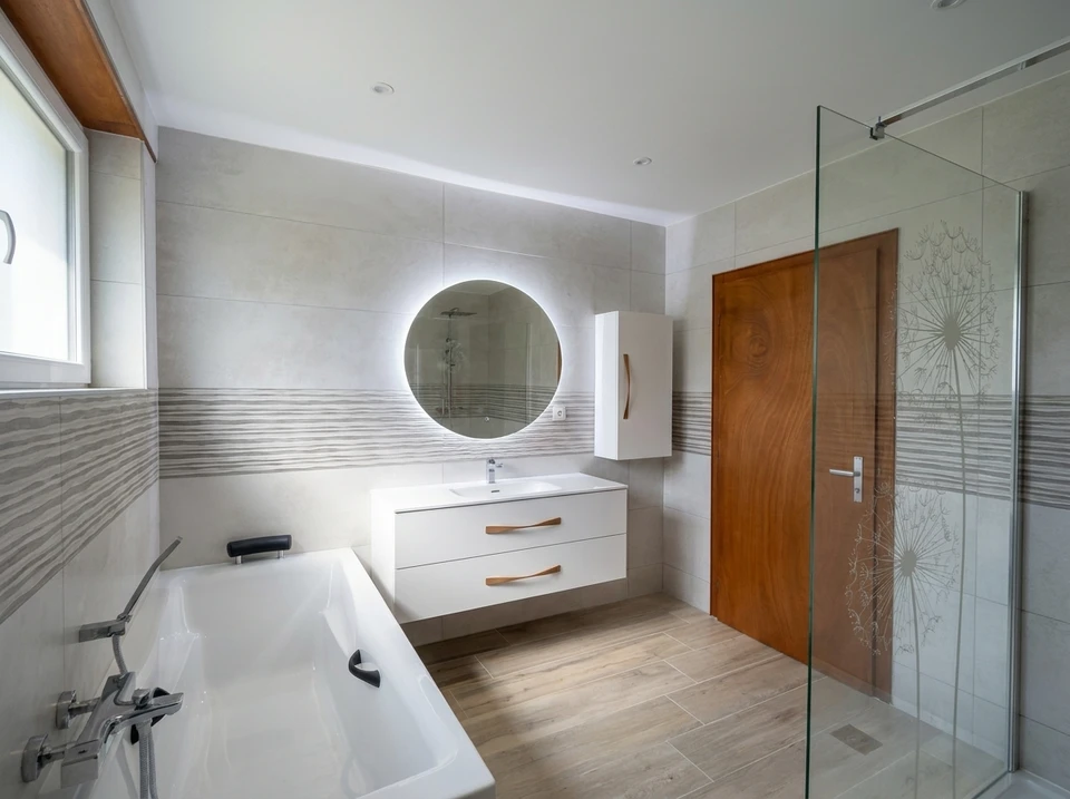 Salle de bain design industriel avec vasque à poser rectangulaire noire en pierre/béton, robinetterie dorée laiton brossé, sur plan de travail en chêne massif live-edge