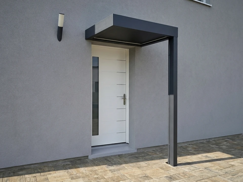 Seuil de fenêtre ensoleillé avec vue sur le jardin flou
