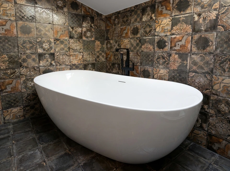 Salle de bain design industriel avec vasque à poser rectangulaire noire en pierre/béton, robinetterie dorée laiton brossé, sur plan de travail en chêne massif live-edge