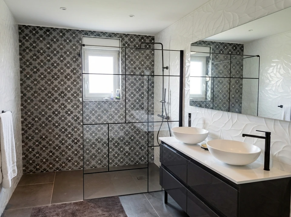 Salle de bain design industriel avec vasque à poser rectangulaire noire en pierre/béton, robinetterie dorée laiton brossé, sur plan de travail en chêne massif live-edge
