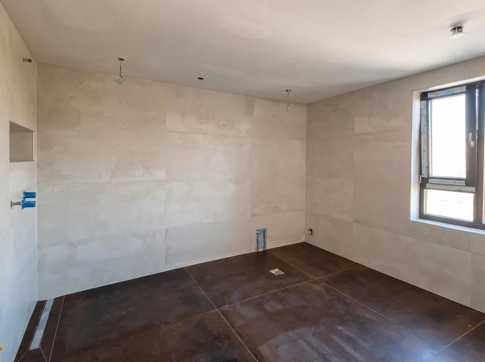 Intérieur moderne avec plan de travail gris où sont disposés plusieurs échantillons de matériaux en éventail
