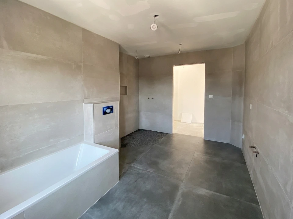 Salle de bain moderne avec douche à l'italienne, paroi en verre trempé, receveur en pierre noire