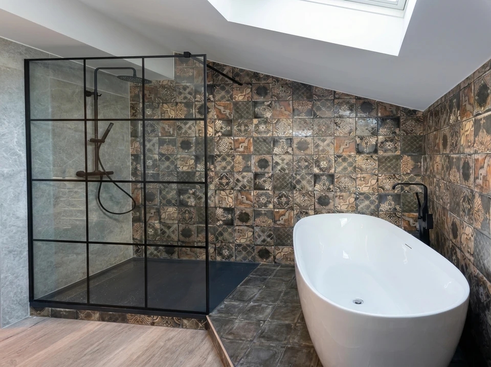 Salle de bain design industriel avec vasque à poser rectangulaire noire en pierre/béton, robinetterie dorée laiton brossé, sur plan de travail en chêne massif live-edge