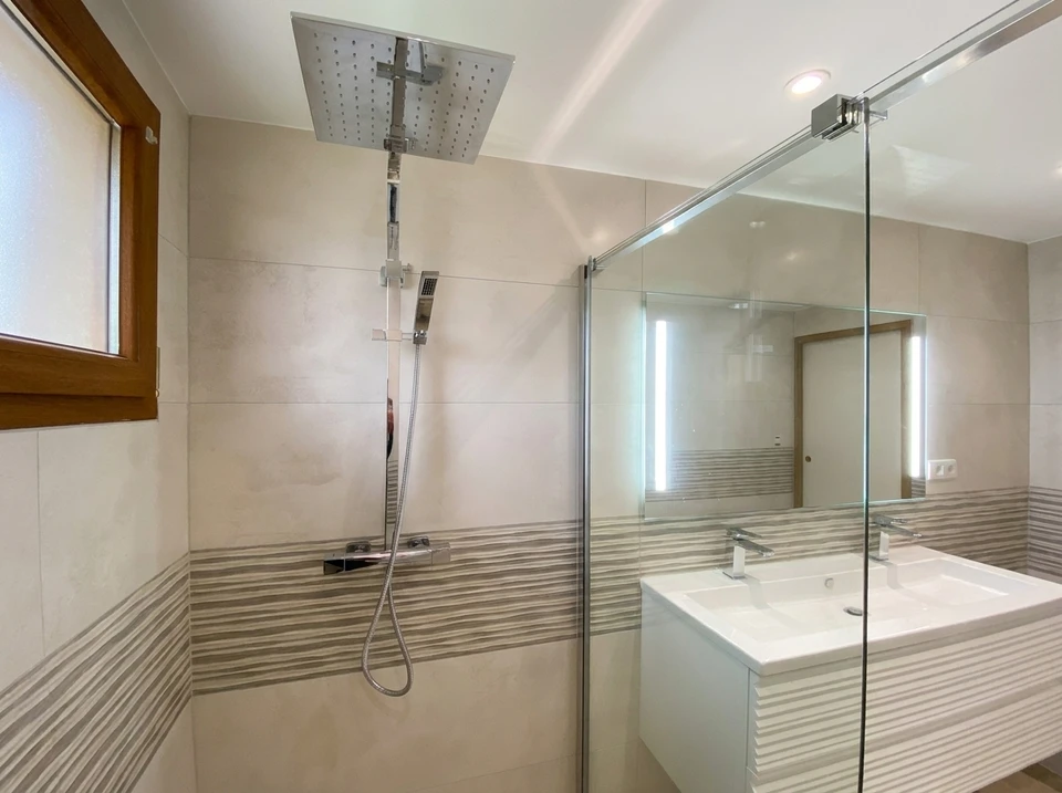 Salle de bain design industriel avec vasque à poser rectangulaire noire en pierre/béton, robinetterie dorée laiton brossé, sur plan de travail en chêne massif live-edge
