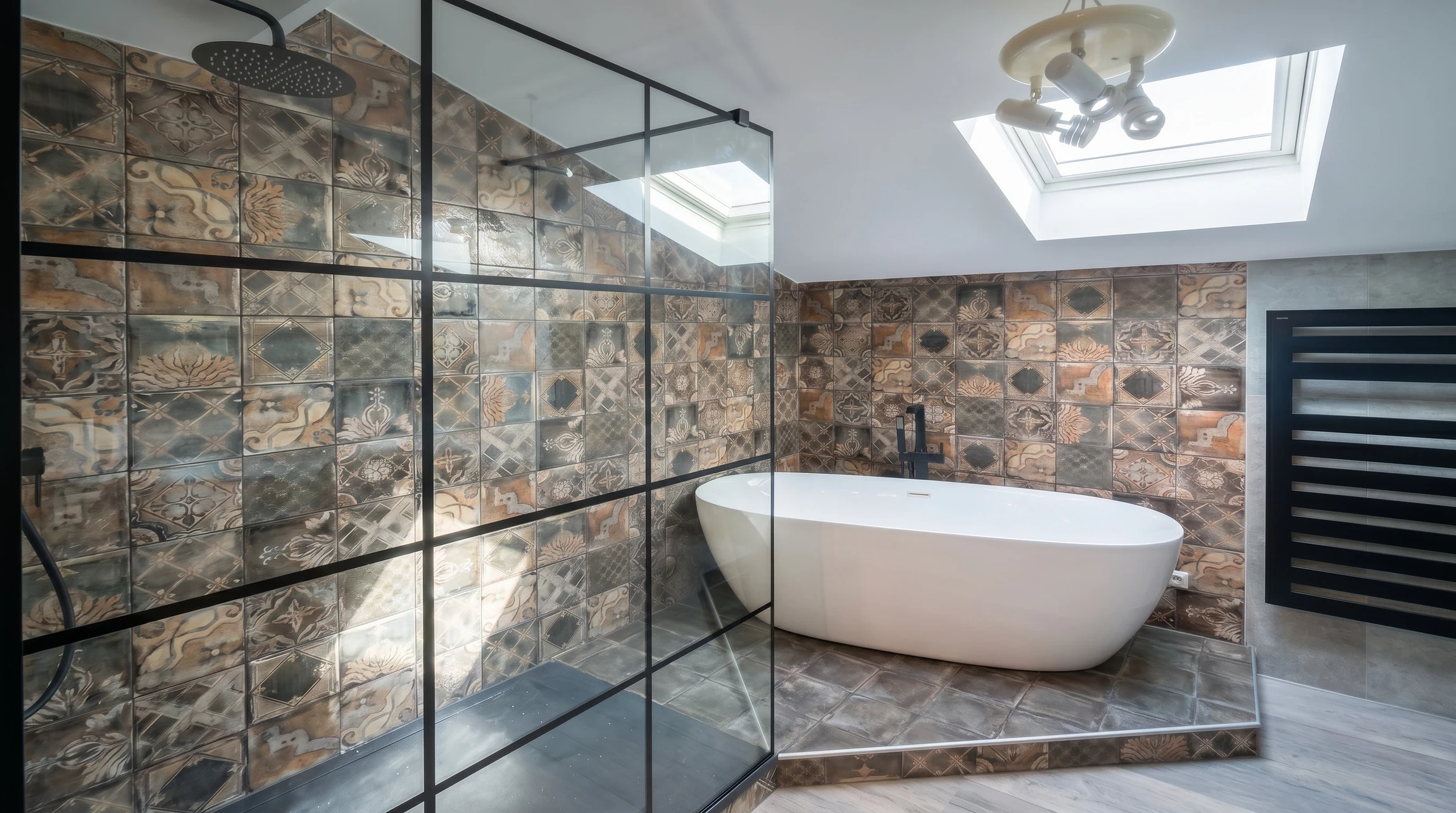 Salle de bain moderne avec douche à l'italienne, WC suspendu et bidet contre mur en carrelage anthracite